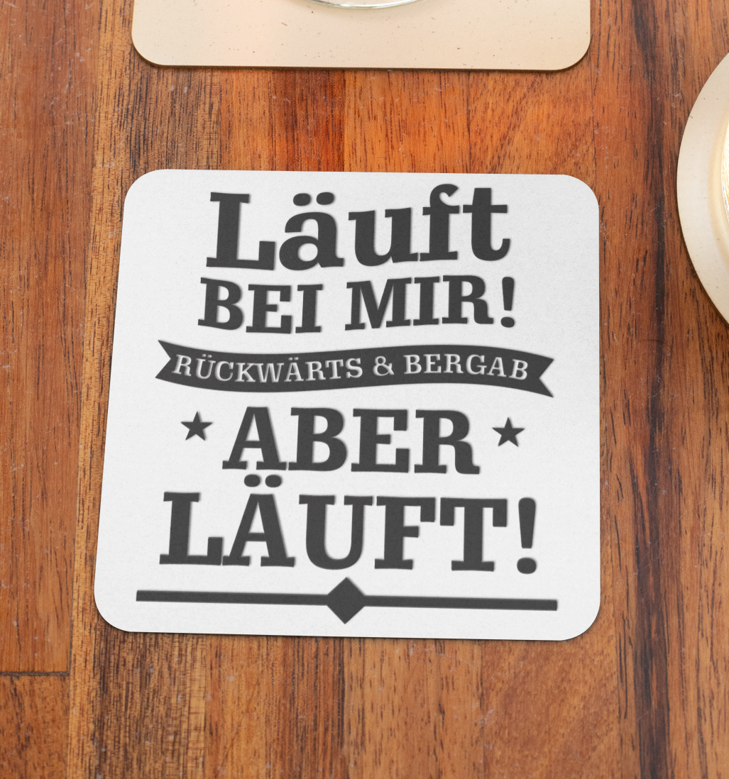 Preview: Weiße oder schwarzweiße Tasse "Läuft bei mir, rückwärts & bergab, aber läuft!