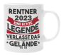 Preview: Schwarzweiße oder weiße Tasse "Rentner / Rentnerin 2023, eine echte Legende verlässt das Gelände", beidseitig bedruckt