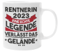 Preview: Schwarzweiße oder weiße Tasse "Rentner / Rentnerin 2023, eine echte Legende verlässt das Gelände", beidseitig bedruckt