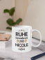 Preview: Schwarzweiße oder weiße Tasse "Ruhe bewahren und ...Wunschname rufen"