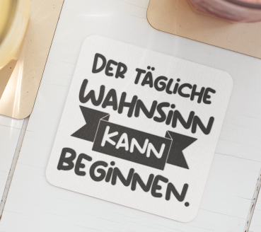 Preview: Schwarzweiße oder weiße Tasse "Der tägliche Wahnsinn kann beginnen"