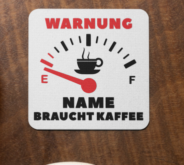 Schwarzweiße oder weiße Tasse "Tankanzeige... Warnung - NAME - braucht Kaffee", personalisiert"