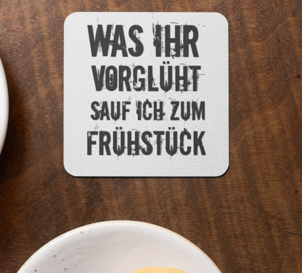 Weiße oder schwarzweiße Tasse "Was ihr vorglüht, trinke ich zum Frühstück"