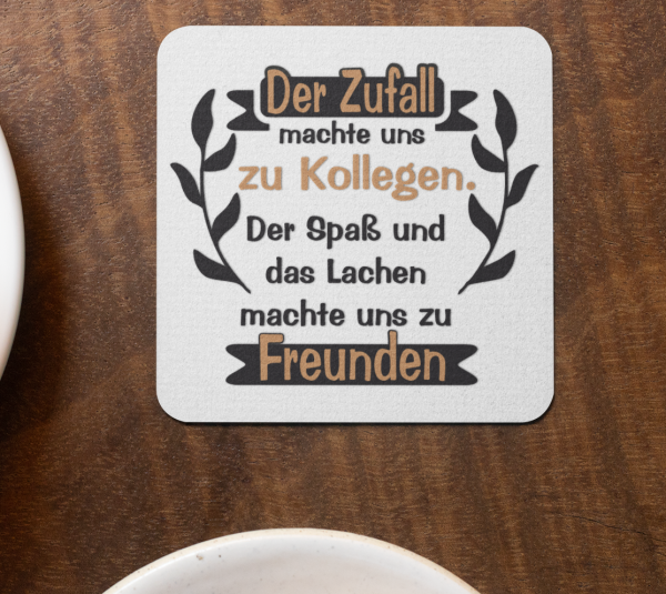 Schwarzweiße oder weiße Tasse "Der Zufall machte uns zu Kollegen. Der Spaß und das Lachen zu Freunden " Jobwechseltasse, Abschiedtasse Kollege, Kollegin